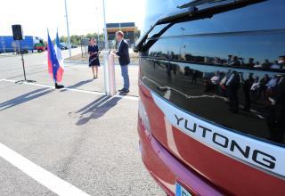 Le président de l'Agglomération fait un discours devant les responsables de TWV et Yutong.